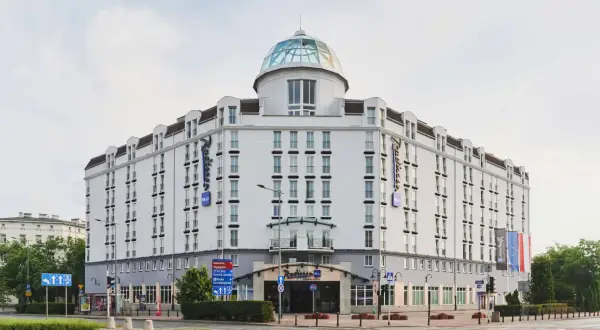 Elegancki Radisson Blu Sobieski Hotel Warsaw z charakterystyczną szklaną kopułą.