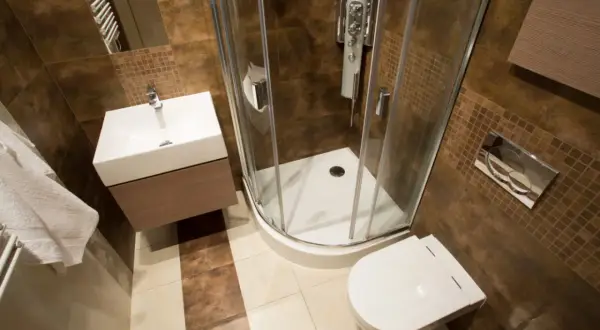 Kleines Bad mit Dusche, WC und Waschbecken. So lässt sich ein 3 qm kleines Bad gestalten, auch wenn es nur 4 qm sind.