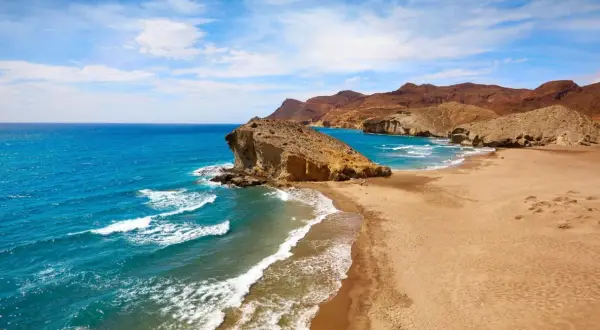 Playa Indiana Jones en Almería, con aguas turquesas y formaciones rocosas que evocan aventuras.