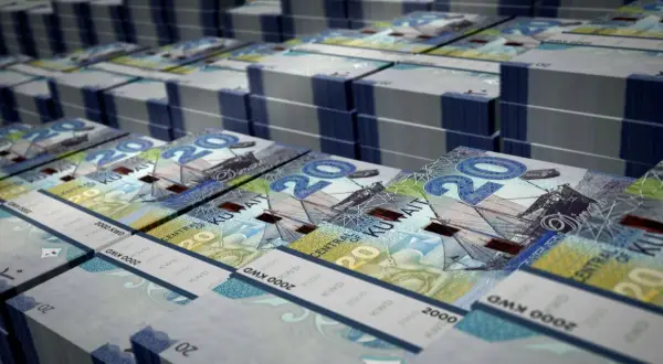 Stosy banknotów 20 dinarów kuwejckich, jednej z najdroższych walut świata, tworzą imponujący widok bogactwa.
