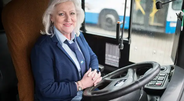 Co powinna robić opiekunka w autobusie, aby zapewnić bezpieczeństwo dzieci