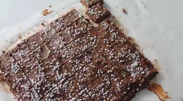 Chokladbollar i långpanna, skurna i rutor och strösslade med pärlsocker. Perfekt för fikat!