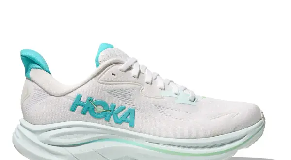 Weißer Hoka Schuh mit türkisfarbenem Logo und Akzenten. Viele positive Hoka Schuhe Erfahrungen sprechen für diesen Laufschuh.