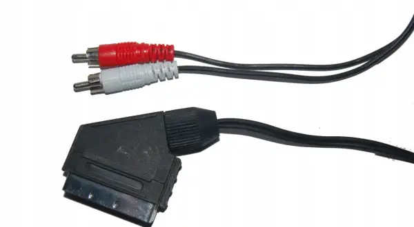 Kabel SCART z wtyczkami cinch (czerwoną i białą) na białym tle.