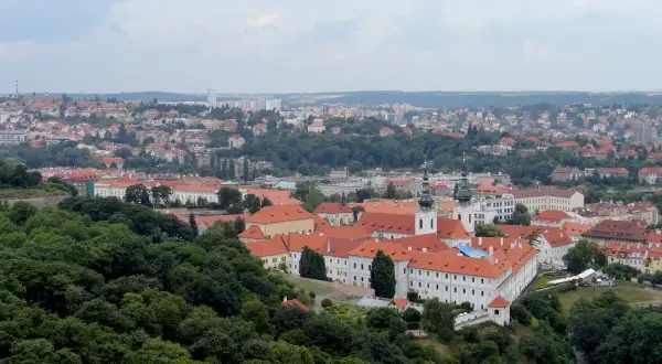 Blick über Prag mit Kloster und roten Dächern. Tolle Prag Reisetipps für deinen Urlaub!