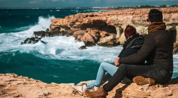 Para w Ayia Napa podziwia burzliwe morze i skaliste wybrzeże. Niezapomniane widoki i atrakcje czekają!