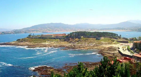 Vista panorámica de la fortaleza de Monterreal, con el mar azul y la costa rocosa.