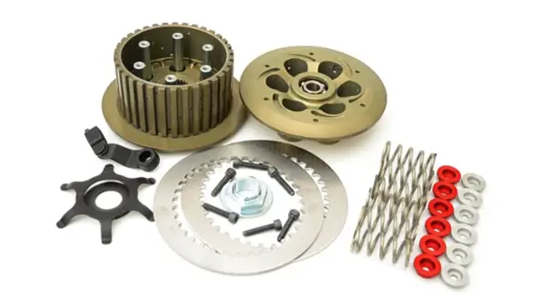 Conjunto de componentes de un embrague antirrebote para moto, incluyendo discos, resortes y plato de presión.