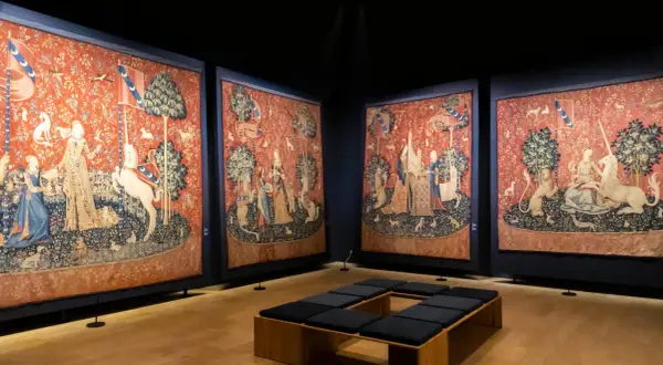Vier Wandteppiche mit Einhörnern und Damen im Musée national du Moyen Âge.