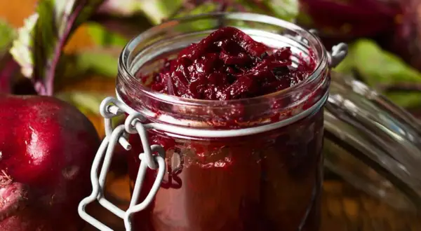 Słoik z buraczanym chutney, obok świeże buraki. Zastanawiasz się, chutney co to? To pyszny dodatek.