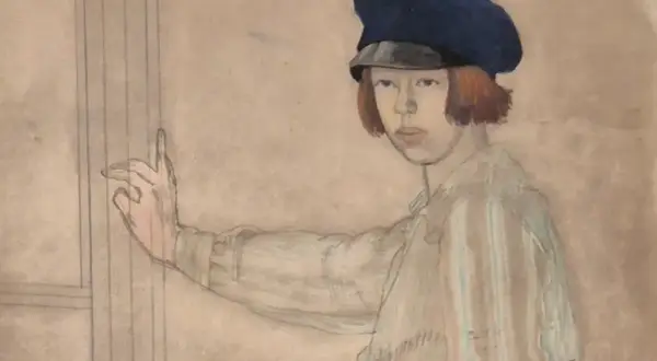 Portret młodego chłopca w granatowej czapce, z rudymi włosami, w pasiastym ubraniu. Jego dłoń uniesiona, jakby wskazywał coś, co przypomina styl Carrington.