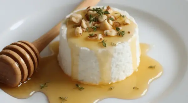 Un délicieux fromage frais faisselle, nappé de miel doré et garni de noisettes et de thym. Un délice !