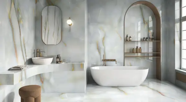 Bagno di lusso con vasca freestanding e lavabo su misura, rivestimenti in onice traslucido con venature dorate. Idee abbellire il bagno con stile.