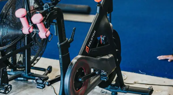 Rower magnetyczny Peloton. Gdy opór szwankuje, sprawdź mechanizm.