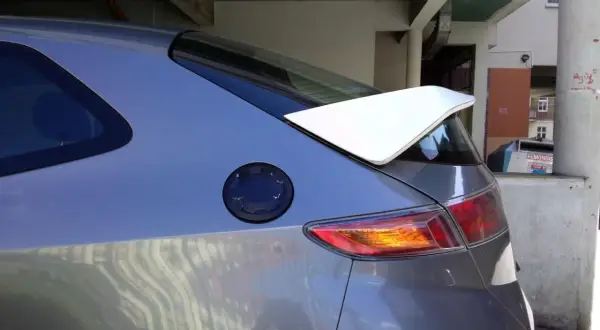 Szary samochód Honda Civic VII z białym spoilerem na klapie bagażnika.