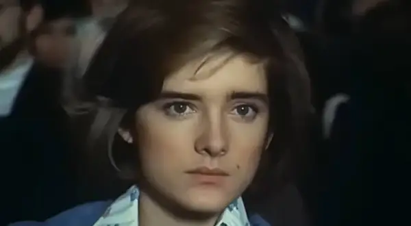 Małgorzata Snopkiewicz dzisiaj, młoda dziewczyna z krótkimi włosami i przenikliwym spojrzeniem, w niebieskiej marynarce.