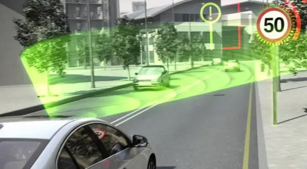 Sistema di riconoscimento della segnaletica stradale: un'auto rileva un segnale di limite di velocità di 50 km/h e un segnale di avviso.
