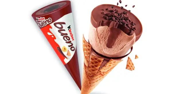 Dwa lody Kinder Bueno w wafelkach, jeden w opakowaniu, drugi rozpadający się.