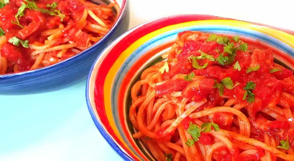 Zwei Schüsseln mit Spaghetti Amatriciana alla Nonna, garniert mit Petersilie.