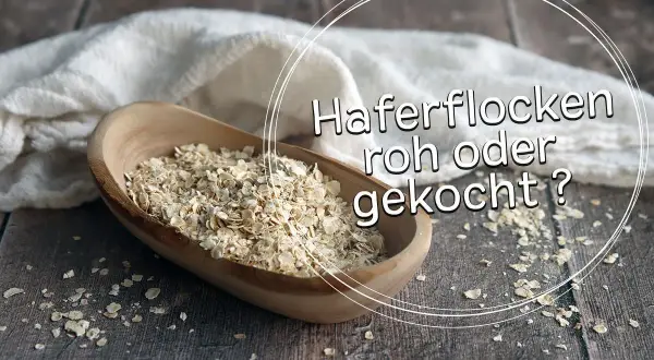 Haferflocken in einer Holzschale. Die Frage: kann man Haferflocken roh essen?