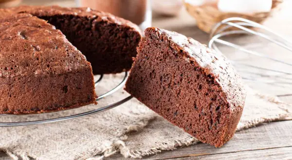 Una fetta di soffice torta alla nutella, appena sfornata, su una griglia di raffreddamento.