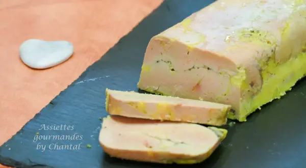 Tranche de foie gras mi cuit, prêt à être dégusté. Une touche de jaune vif souligne sa texture.