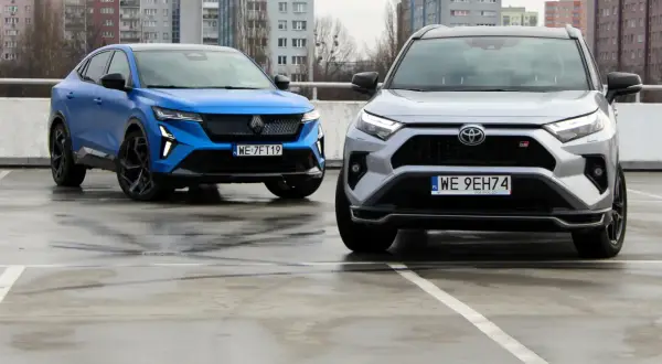 Niebieski i srebrny SUV na parkingu. Idealne auta na przykładowy leasing samochodu.