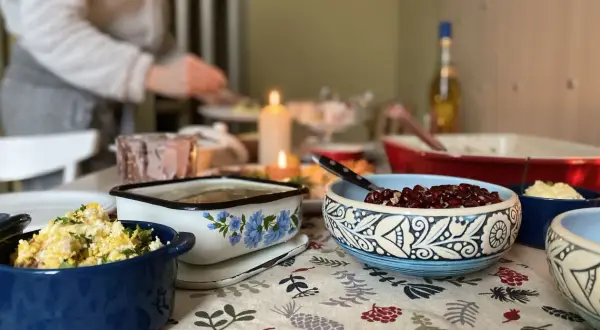 Välkommen till julbordet! Här finns läckra rätter och en flaska vin som väntar.