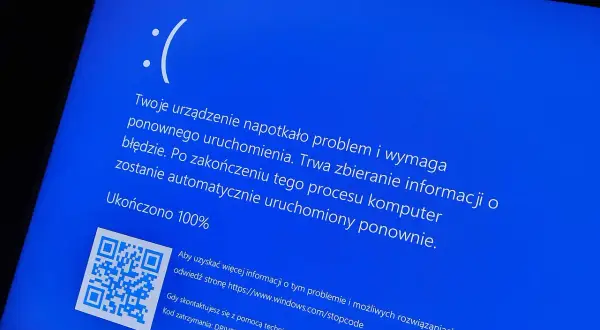 Niebieski ekran błędu Windows z komunikatem "DRIVER_POWER_STATE_FAILURE". Zanim sprawdzisz, jak komputer spełnia wymagania Windows 11, upewnij się, że nie napotkasz takiego problemu.