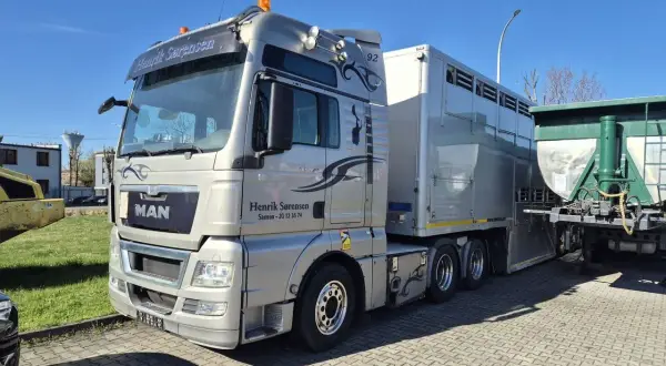 Ciężarówka do transportu zwierząt Henrik Sørensen. Sprawdź nasz transport zwierząt cennik.