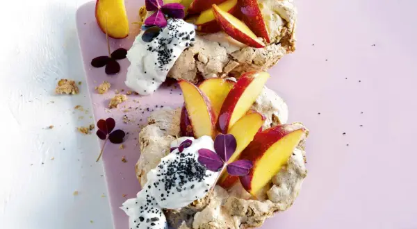 Marängbottnar med grädde, persika och mörka bär. Ett enkelt recept att baka enkelt till fikat.