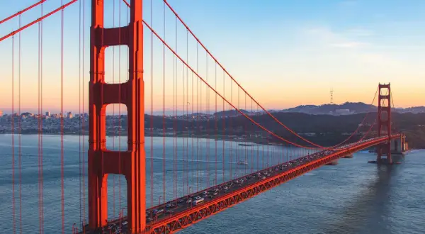 Zachód słońca nad Zatoką San Francisco, oświetlający słynny Golden Gate Bridge.