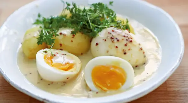 Gekochte Eier mit Senfsauce und Kartoffeln, garniert mit Kresse. Ein Klassiker, der immer schmeckt.