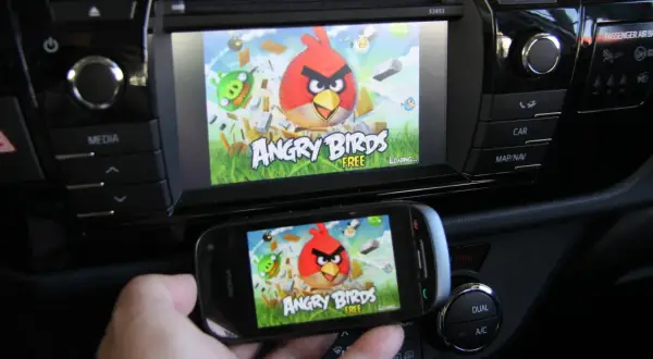 Telefon z grą Angry Birds wyświetla ten sam obraz co ekran samochodu, tworząc efekt mirror link.