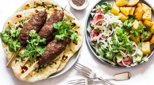 Ile kalorii ma kebab z frytkami? Zaskakujące wartości kaloryczne