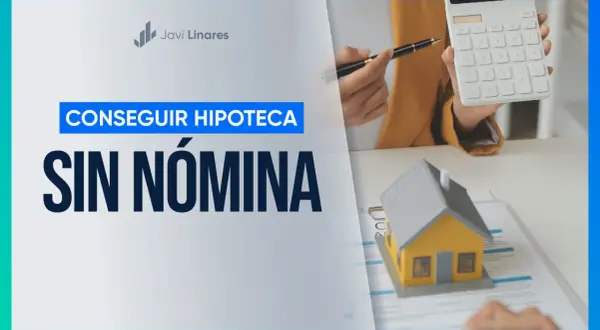 Manos calculando con calculadora y bolígrafo, junto a una maqueta de casa. El texto indica "Conseguir hipoteca sin nómina".