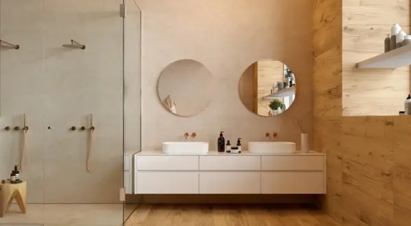 Un bagno moderno con un perfetto abbinamento colori piastrelle bagno: tonalità neutre e calde che creano un'atmosfera rilassante.