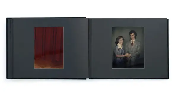 Aneta Grzeszykowska w albumie: z lewej czerwona kurtyna, z prawej para w strojach z lat 70.