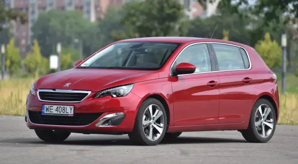 Czerwony Peugeot 308, gotowy na wymianę żarówki H7.