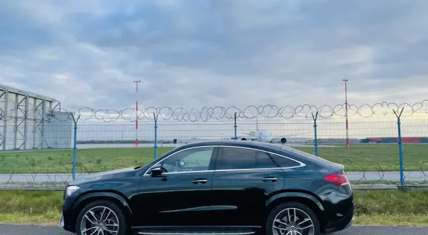 Czarny Mercedes GLE 400d coupe na tle lotniska.