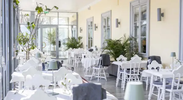 Vackert dukade bord i Söderköpings Brunn, redo för en sommarkonsert.