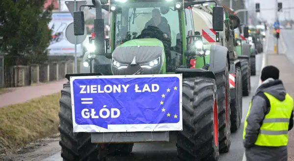 Rolnicy protestują przeciwko Zielonemu Ładowi, który ich zdaniem oznacza głód. Traktory jadą w kolumnie.