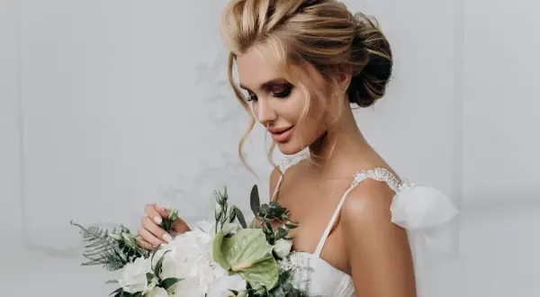 Jak się uczesać na wesele włosy średnie - eleganckie i trwałe fryzury