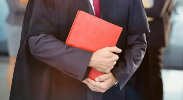 Jak bronić się w sądzie bez adwokata i uniknąć najczęstszych błędów
