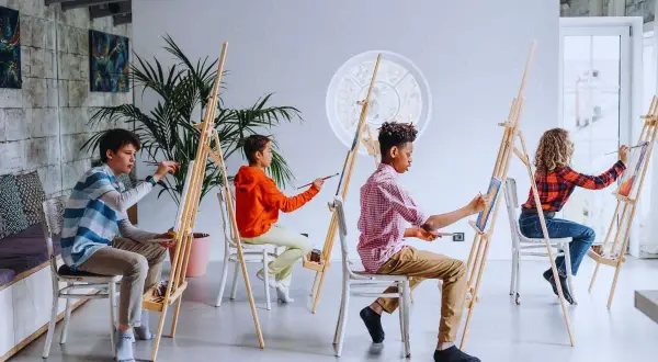 Des enfants concentrés sur leurs toiles, un tableau facile à peindre pour exprimer leur créativité.