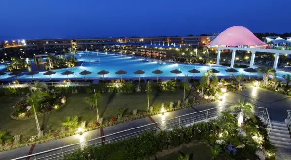 Piękny basen i teren resortu nocą. Wiele osób szuka **blue lagoon resort opinie** przed rezerwacją.