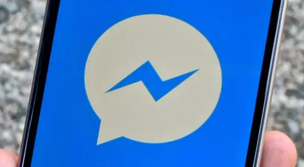Ikona Messengera na ekranie telefonu. Dowiedz się, jak zainstalować Messengera, aby rozmawiać z przyjaciółmi.