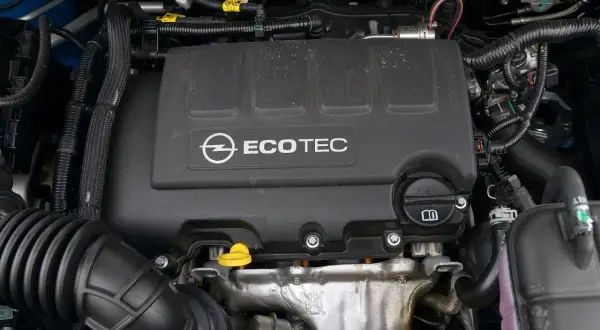 Silnik Ecotec z Opla Mokka 2017. Widoczny czarny plastikowy dekiel z logo Opla i napisem Ecotec.