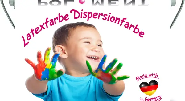 Radosny chłopiec z kolorowymi dłońmi, gotowy do malowania. Na puszce napis "Latexfarbe Dispersionfarbe".