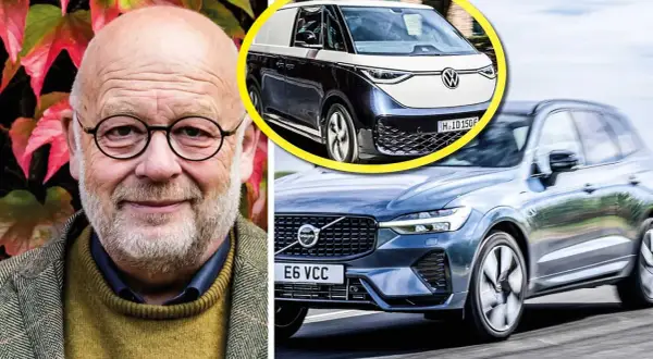 Äldre man med glasögon bredvid en Volvo och en VW ID. Buzz. Kanske dags för finansiell leasing med moms?
